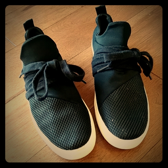 pull on tennis shoes